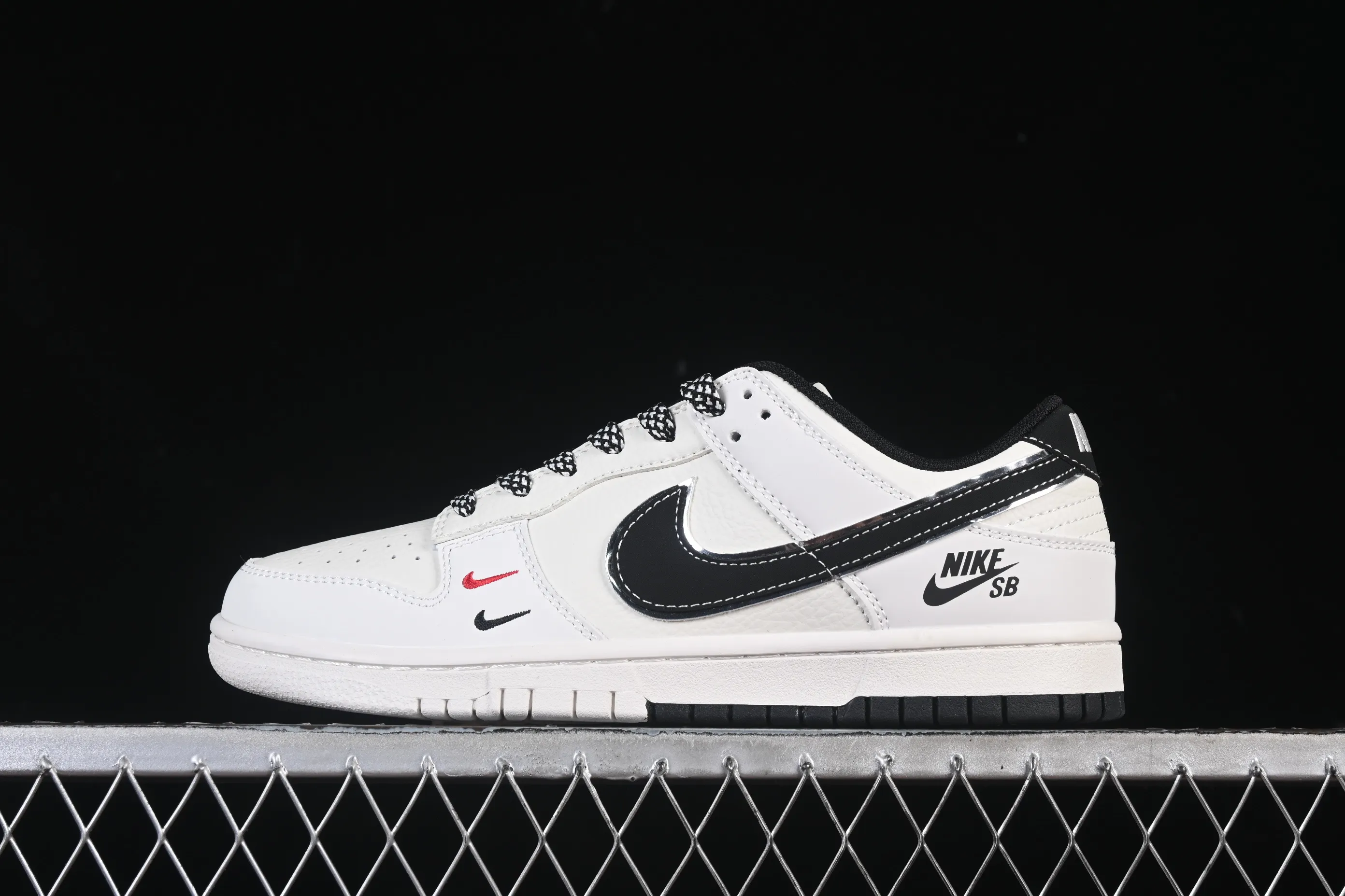 All categories Nk SB Dunk Series Nk SB Dunk Low High-end customized low-top sneakers Nike SB Dunk Low Two-color small hook Anniversary high-end customized low-top casual sneakers CS1688-132